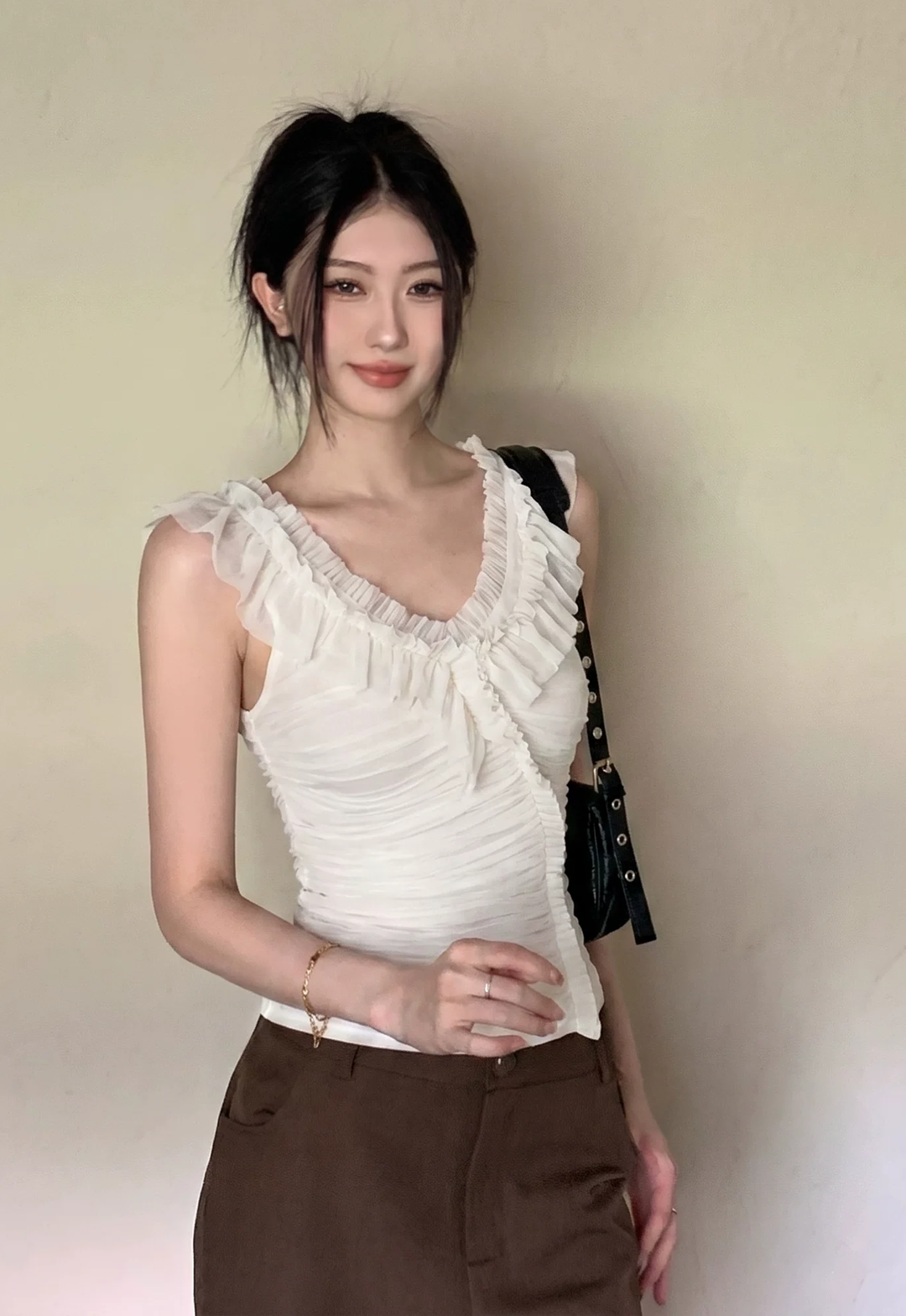 【tops】オフショルダーギャザーフリルトップス Q8583