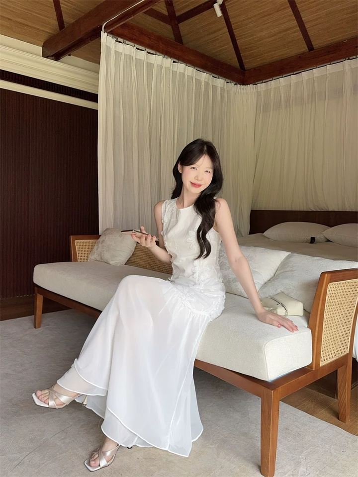 【dress】ノースリーブ刺繍フラワーロングワンピース Q8541