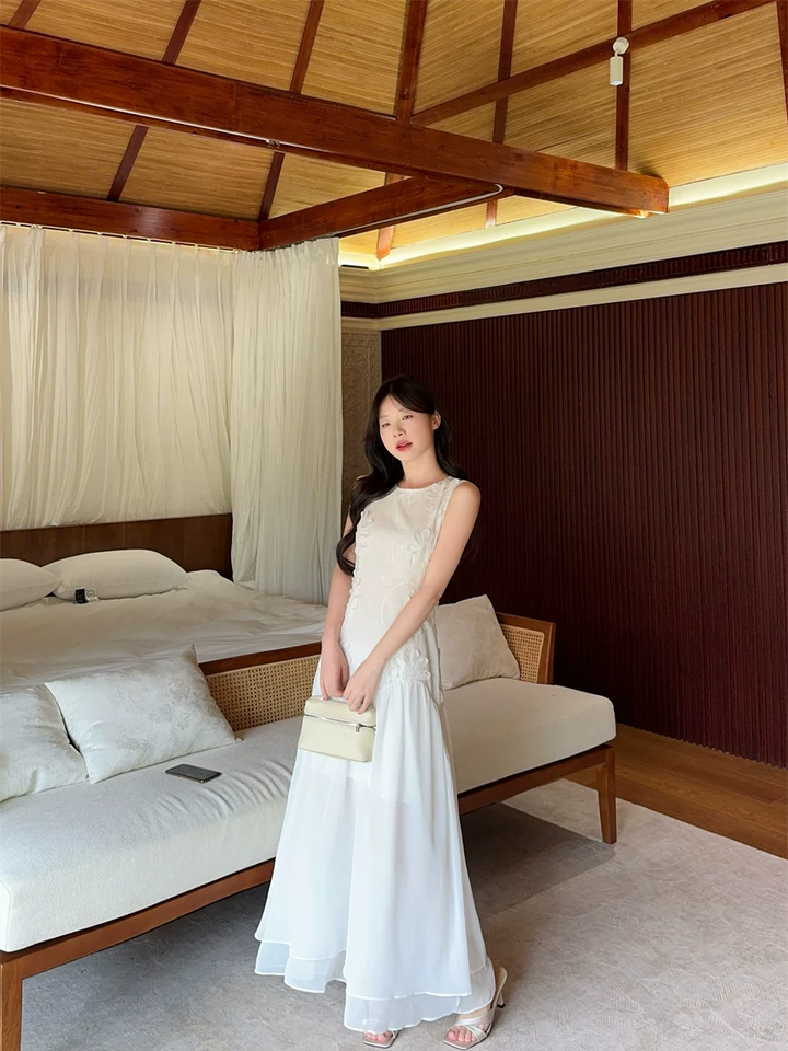 【dress】ノースリーブ刺繍フラワーロングワンピース Q8541