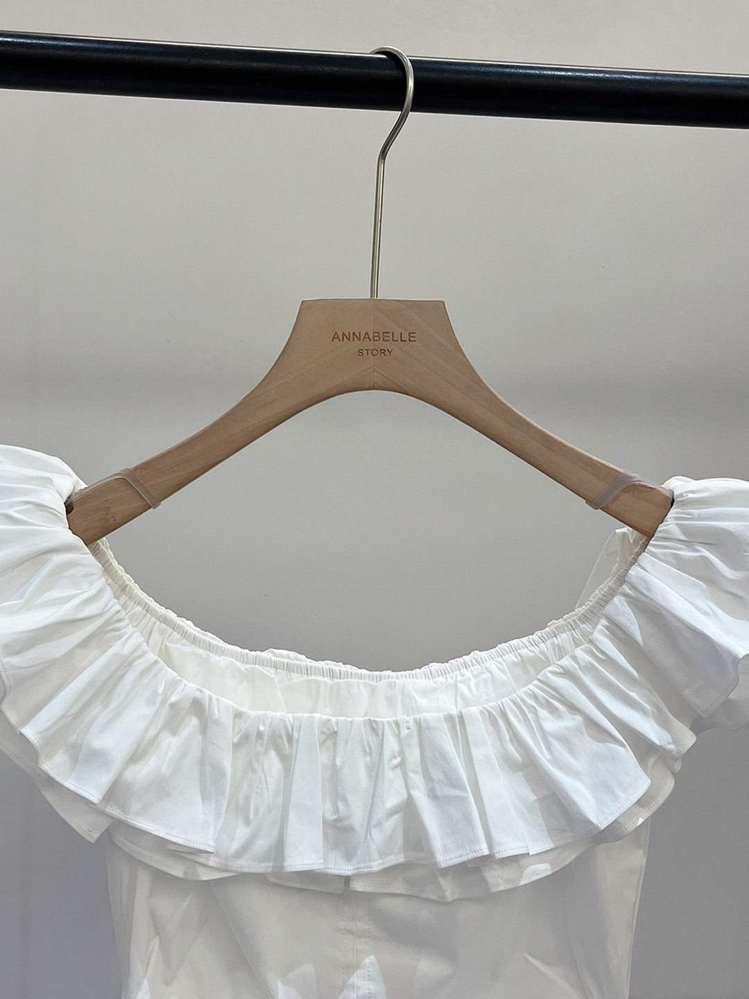 【tops】オフショルダーギャザーフリルトップス Q8693