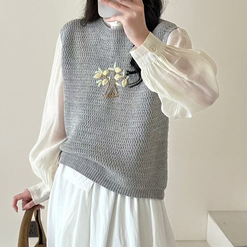 【tops】刺繡柄ニットベスト Q8127