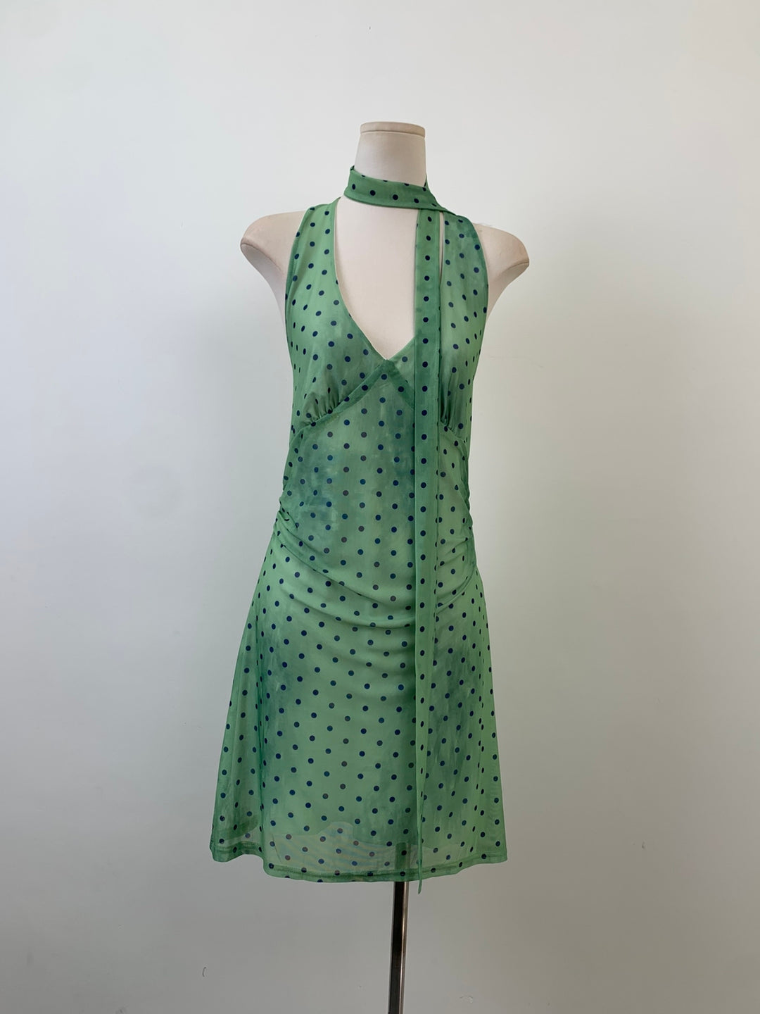 【dress】スカーフ付きドット柄ホルターネックミニワンピース Q8530