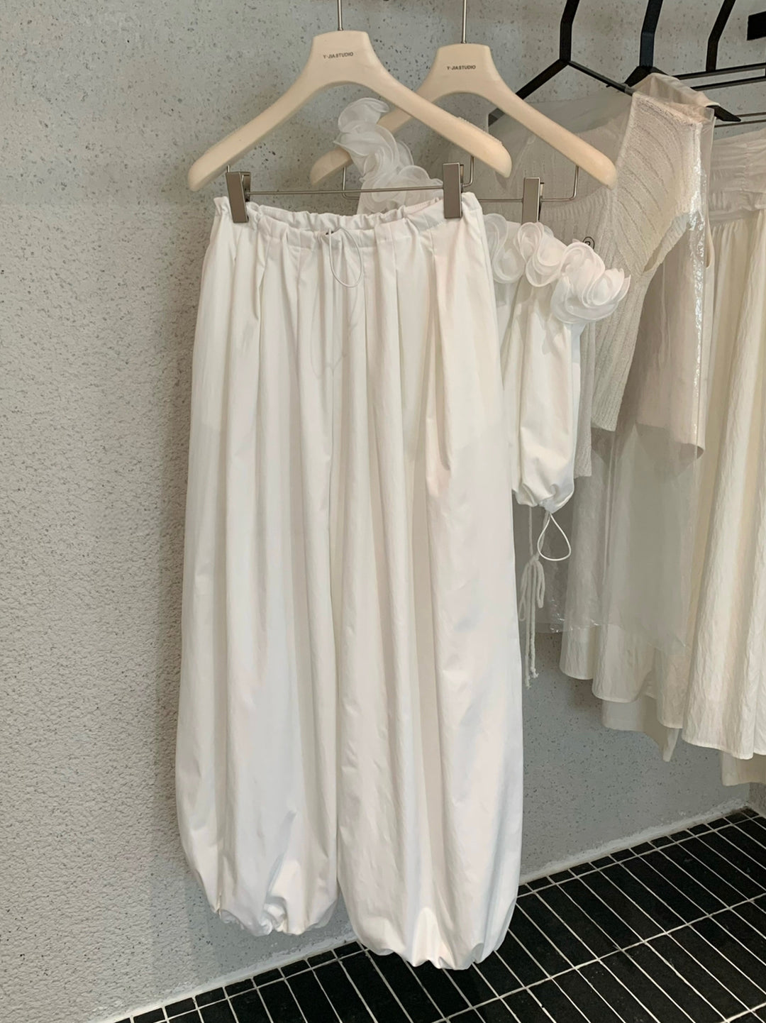 【set】立体感フラワーワンショルダートップス×ワイドパンツセット Q8656