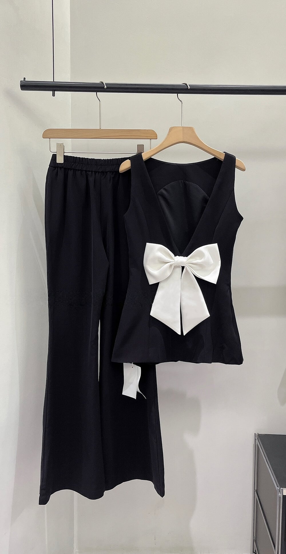 【set】バックリボンノースリーブトップス×フレアパンツセット     N3572