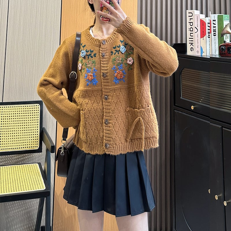 【outer】ボタンデザイン刺繍ニットカーディガン　M17729