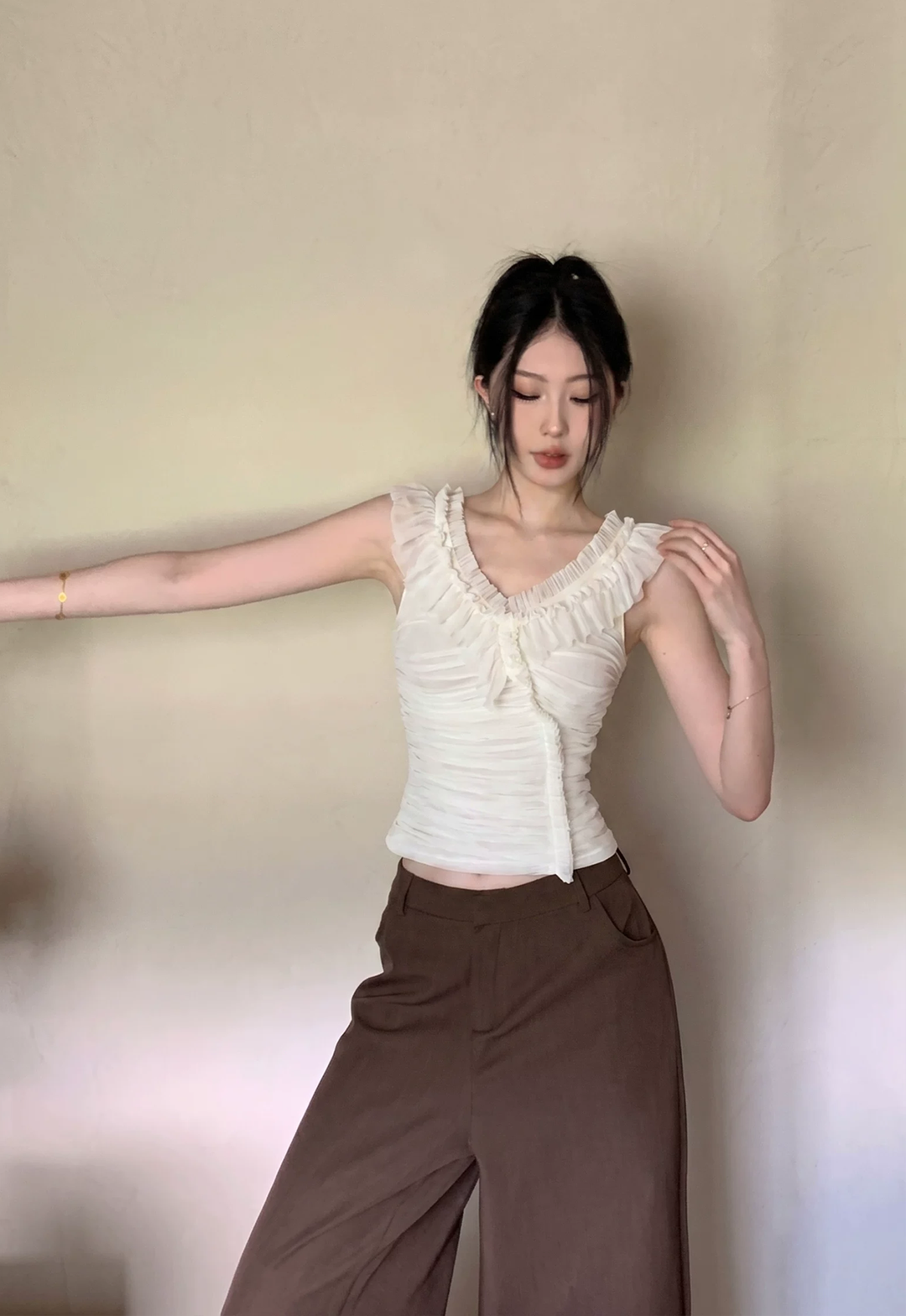 【tops】オフショルダーギャザーフリルトップス Q8583