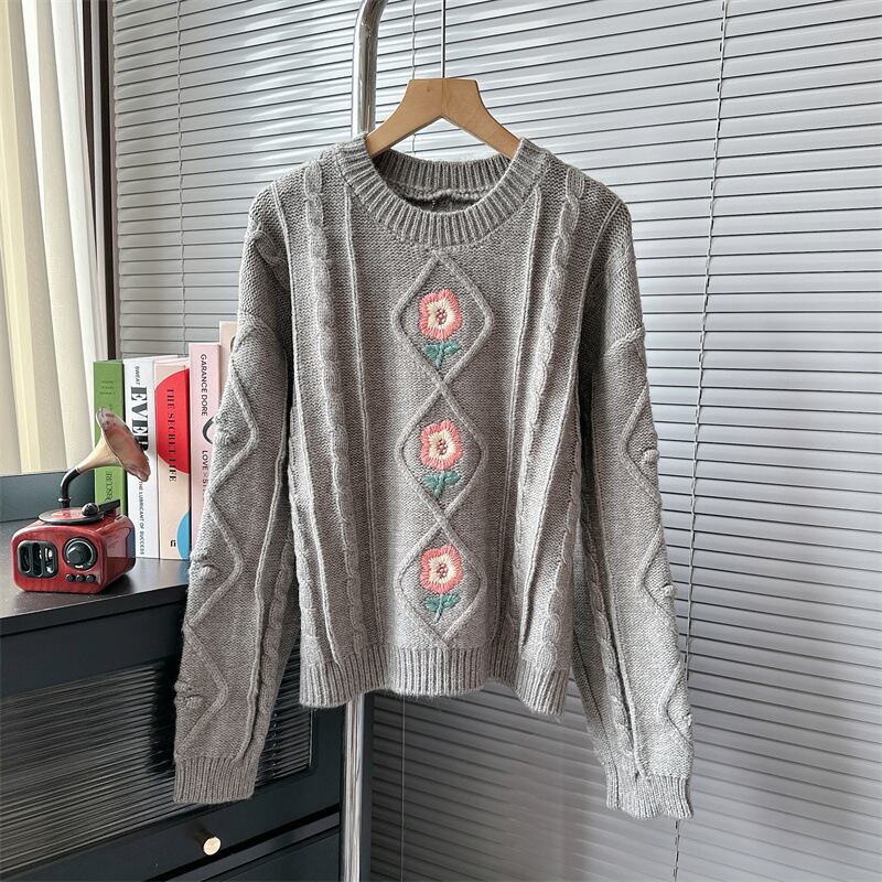 【tops】刺繍クルーネックニットセーター　M18547