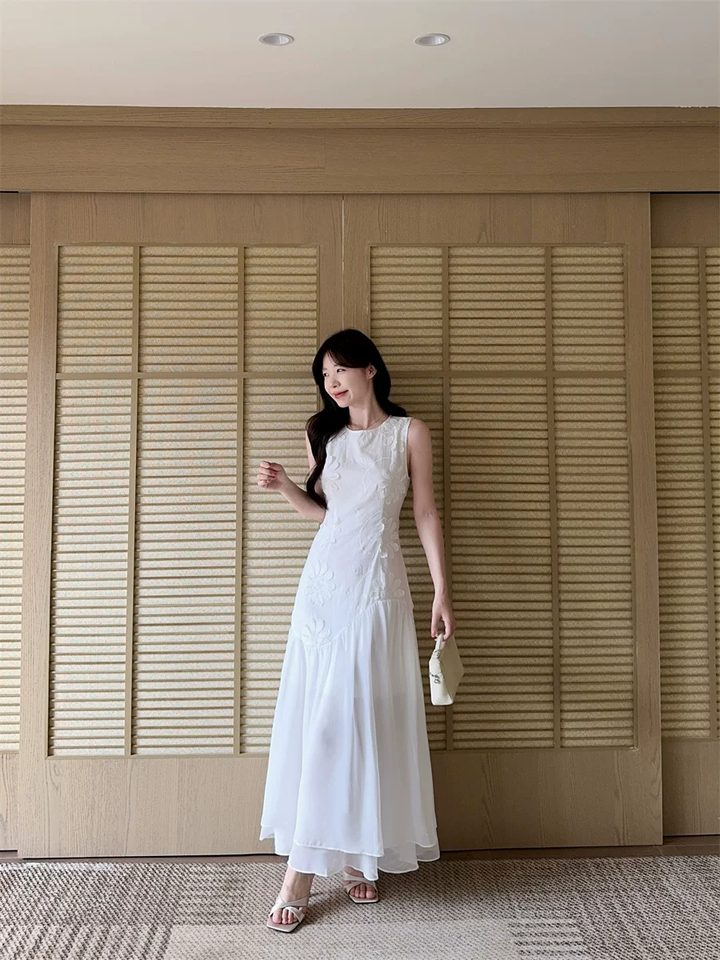 【dress】ノースリーブ刺繍フラワーロングワンピース Q8541