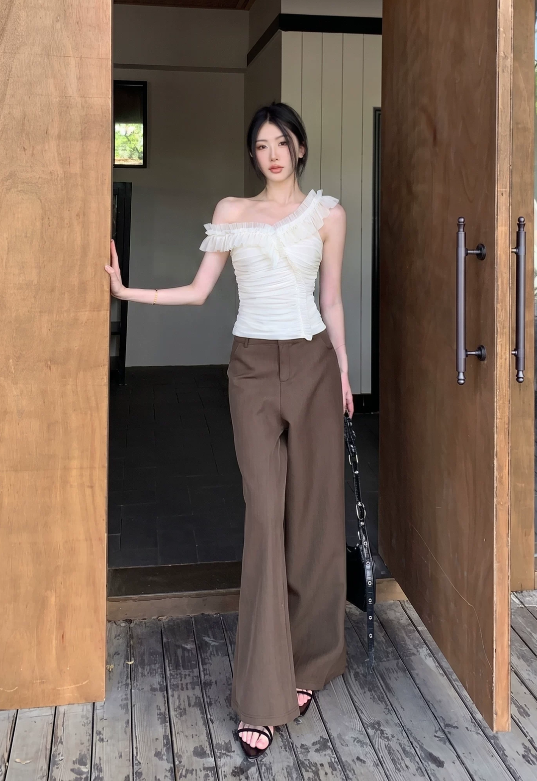 【tops】オフショルダーギャザーフリルトップス Q8583