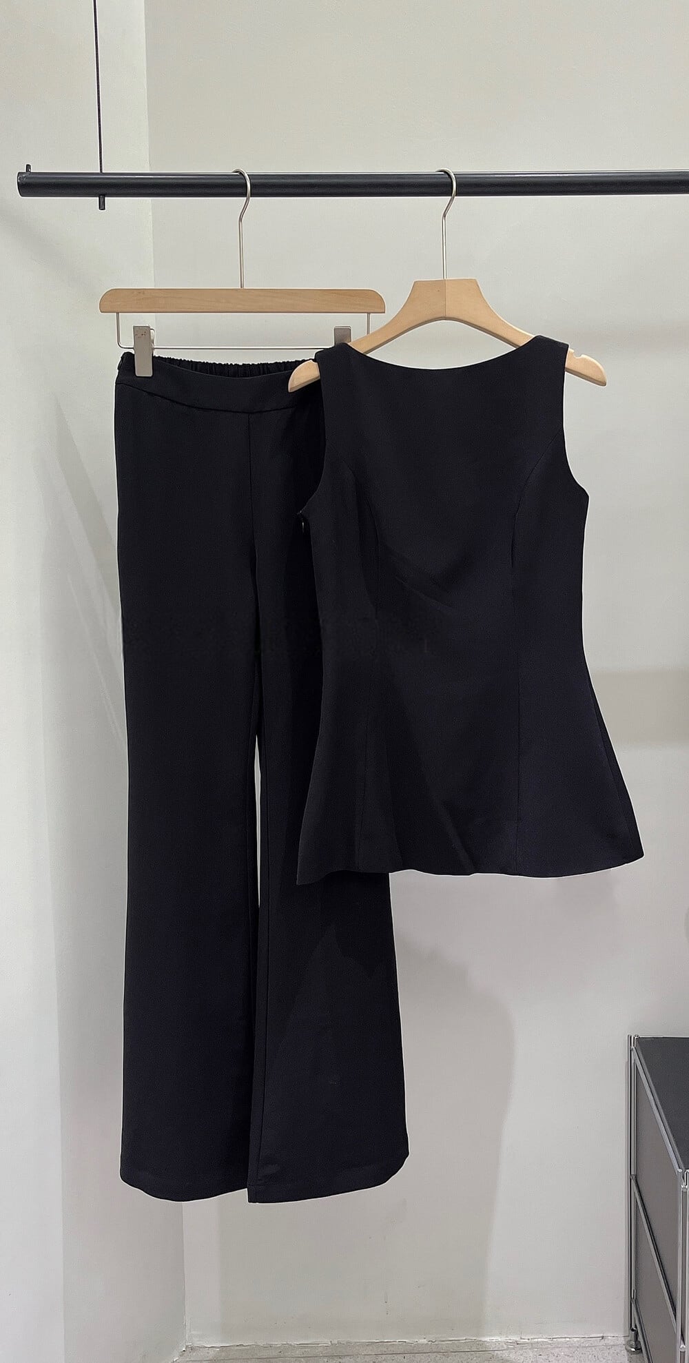【set】バックリボンノースリーブトップス×フレアパンツセット     N3572