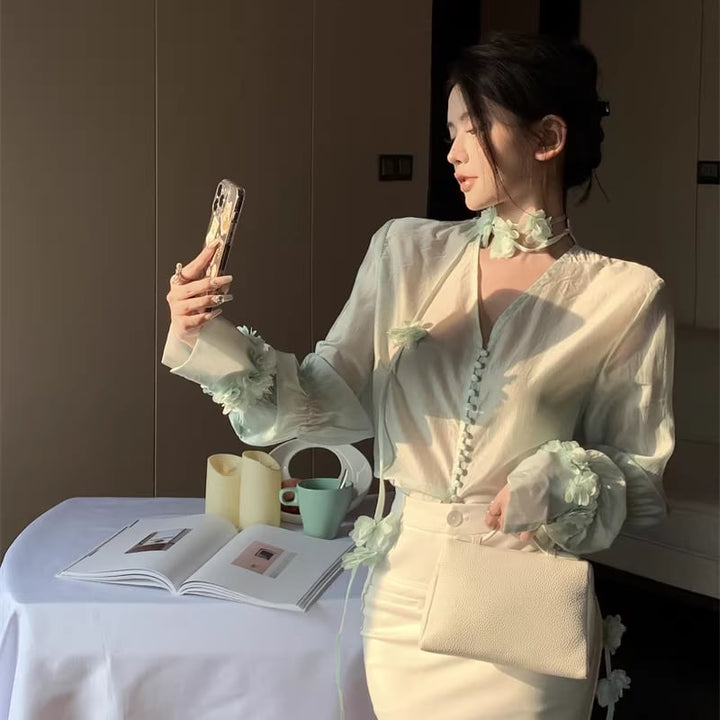 【tops】Vネックフラワー付きシャツ Q7932