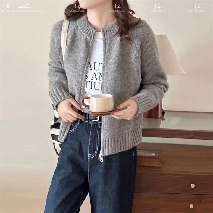 【outer】今季も大流行 定番ラウンドネックカーディガン　 M17619