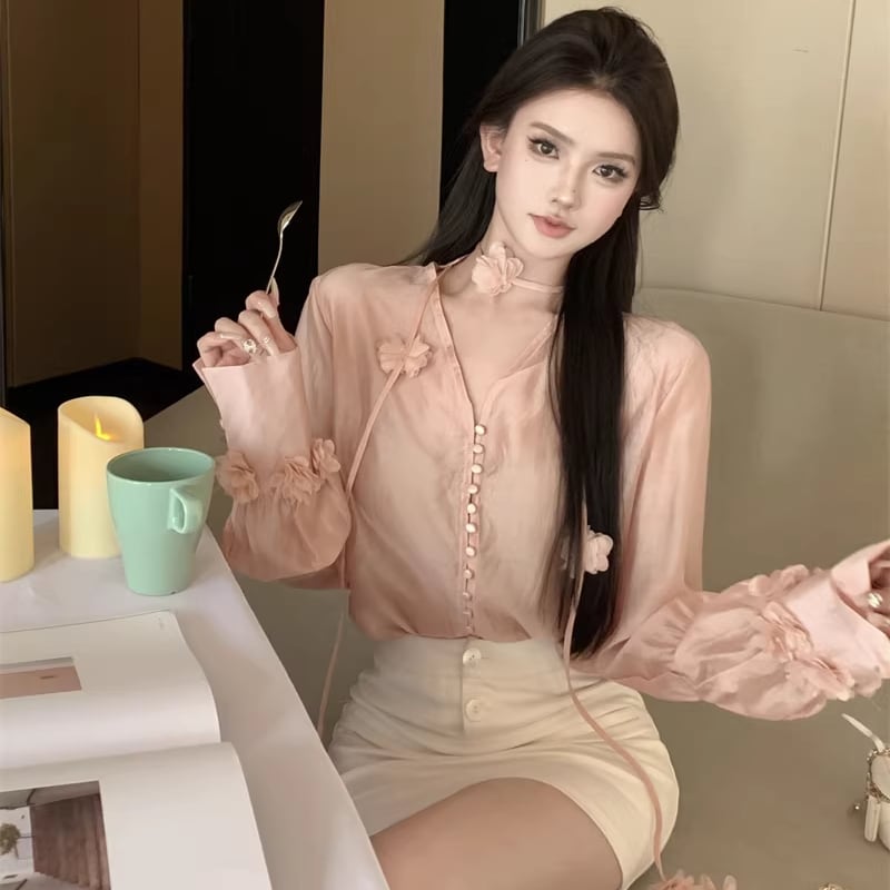 【tops】Vネックフラワー付きシャツ Q7932