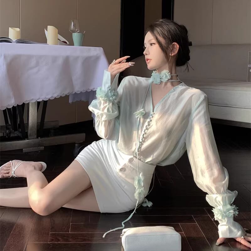 【tops】Vネックフラワー付きシャツ Q7932