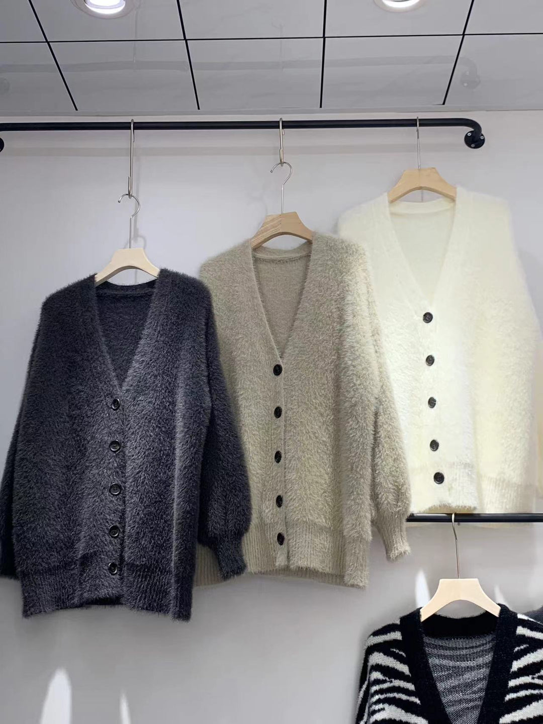 【outer】Vネックシャギーニットカーデ　M26229