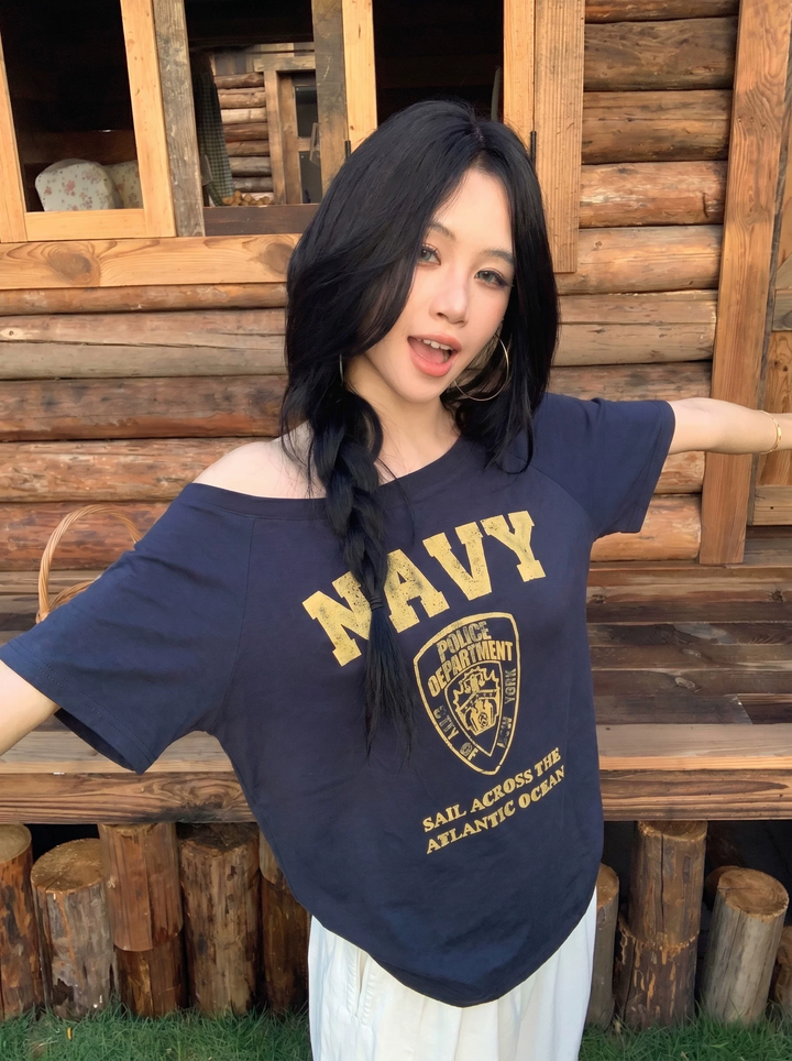 【tops】2色展開オフショルダーTシャツ Q8564