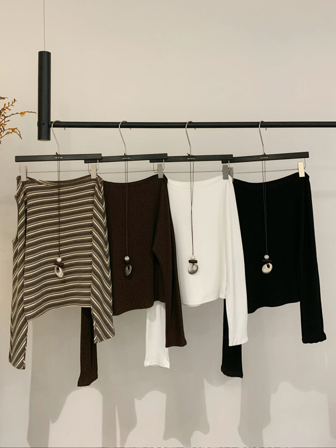 【tops】ネックレス付きワンショルダートップス Q9016