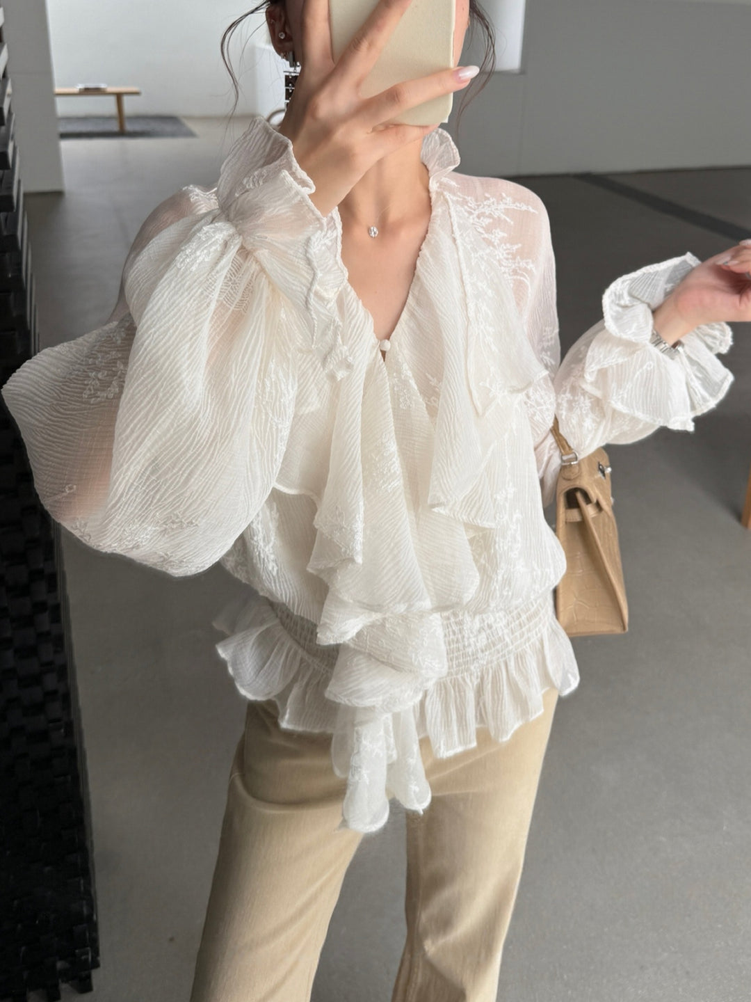 【tops】ギャザーフリル刺繍トップス Q9001