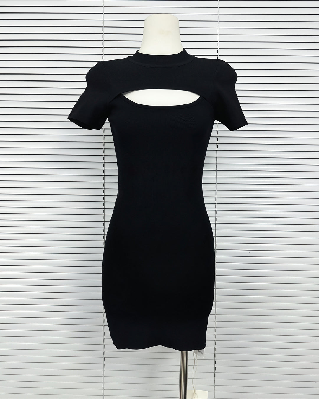 【dress】半袖フロントカットミニワンピース Q8704