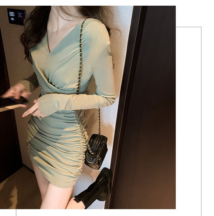 【dress】人気上昇中 シンプルVネックデートワンピース　M17102