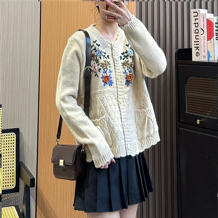 【outer】ボタンデザイン刺繍ニットカーディガン　M17729