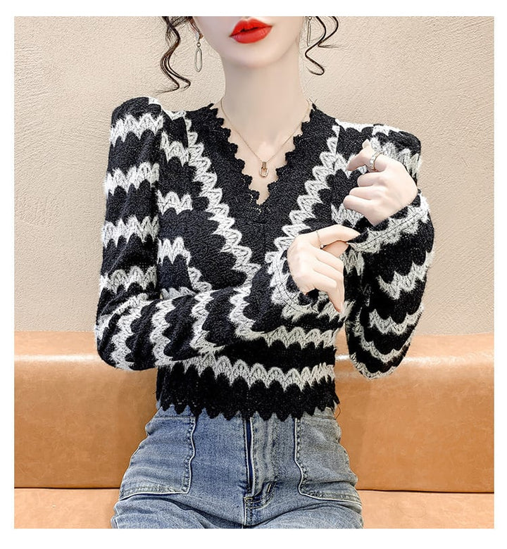 【tops】カットワークレースVネックトップス　M18298
