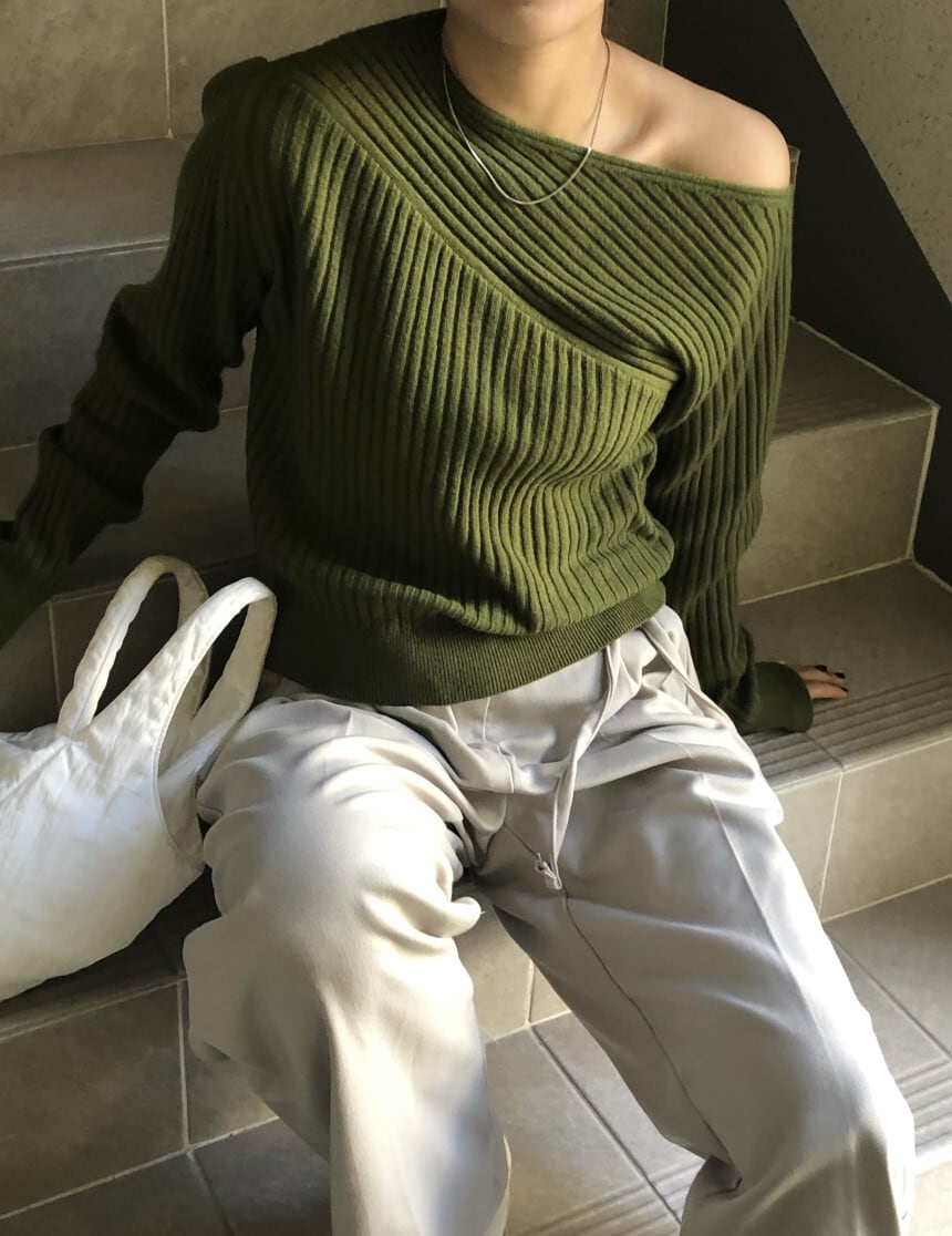 【tops】オフショルダーニットセーター　M27100