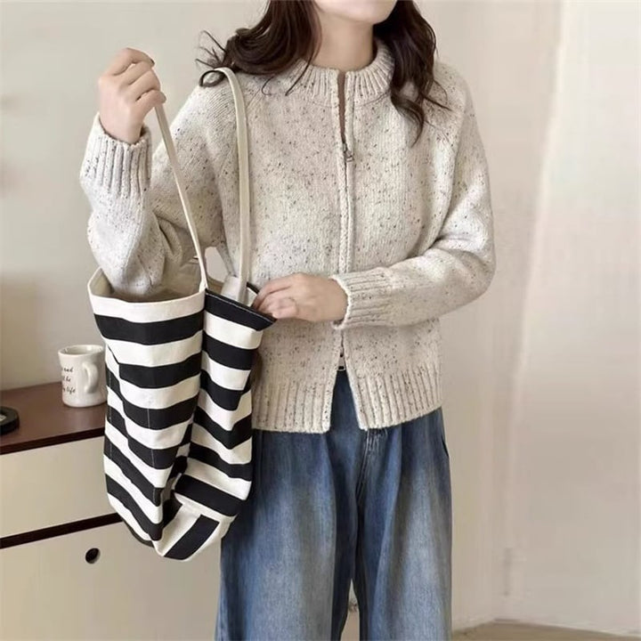 【outer】今季も大流行 定番ラウンドネックカーディガン　 M17619