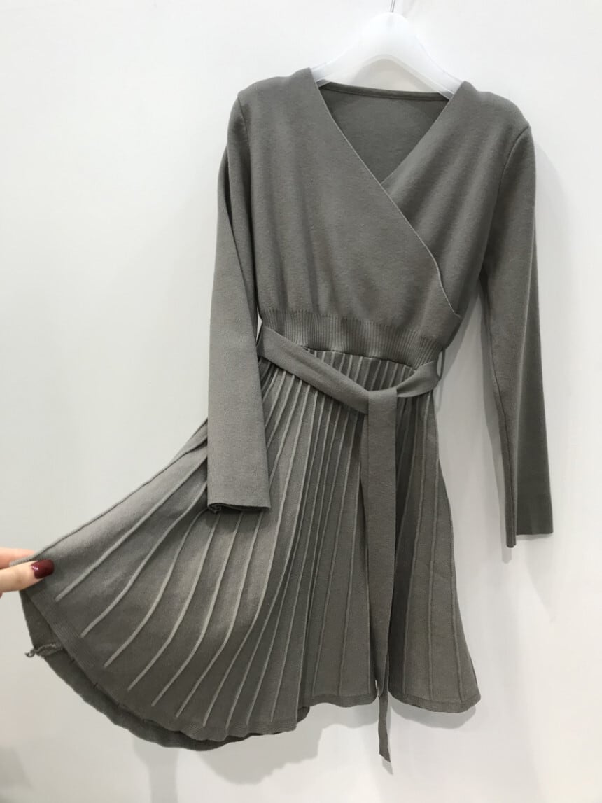 【dress】Vネック無地ニットワンピース　M17900